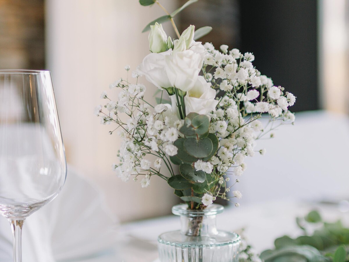 Bud vase with baby's breath detail